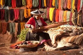 Tejedores artesanales mostrando textiles de lujo en el Valle Sagrado